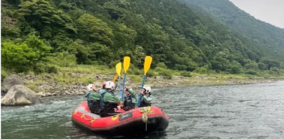 午後は、富士山の清流でラフティング体験！